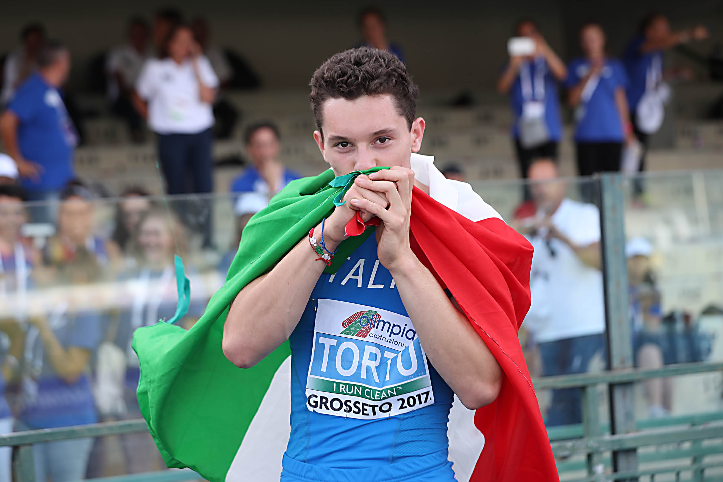 Filippo Tortu Grosseto2017 finale bacio bandiera